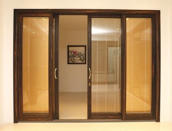 Thiết kế hiện đại kết hợp giữa cửa đi lùa, cánh nhôm và vân gỗ tạo nên sự độc đáo cho căn phòng của bạn. Sự kết hợp tinh tế của khung gỗ và nhôm tạo nên một không gian sang trọng và ấn tượng.